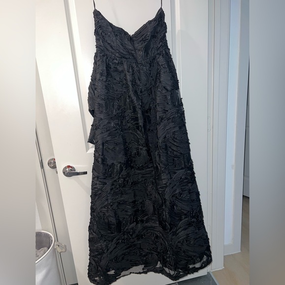 Elegant Black Evening Gown - Picture 4 of 5